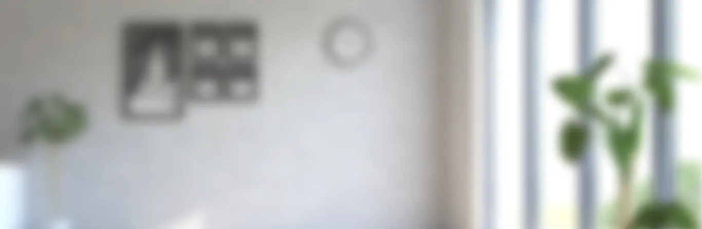 明るい室内の背景画像（観葉植物と壁の装飾）