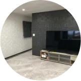 モダンなアパートの室内。テレビと収納棚が配置されたリビングスペース。