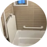 手すり付きの浴室。バリアフリー対応のユニットバスで、安全性を考慮した設計。