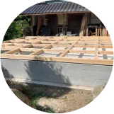 木造住宅の基礎工事の様子。耐震性向上のための補強工事が進行中。