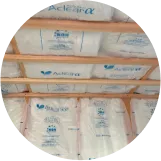 天井に取り付けられた高性能な断熱材。省エネルギー住宅の施工例。