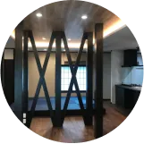 和とモダンが融合した住宅のリフォーム事例。黒い木枠の仕切りが印象的。