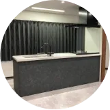 シンプルで高級感のある対面式キッチン。黒を基調としたデザイン。