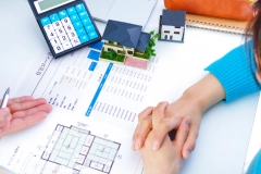 間取り図と住宅模型を使った打ち合わせの様子