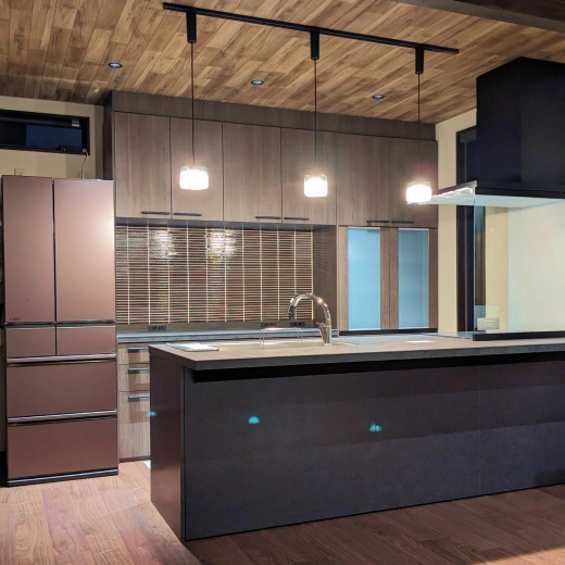 木目調の天井と収納がある高級感のあるキッチンの写真