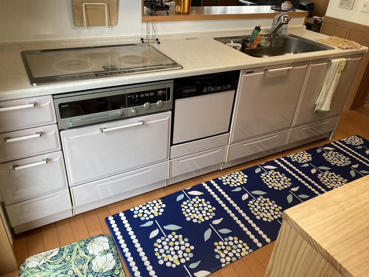 味わいのある木のキッチンでオールドカントリーな気分に。