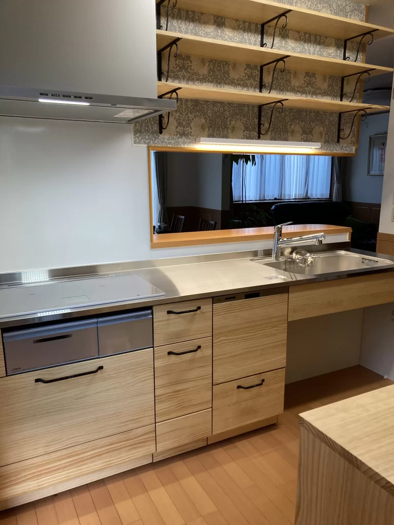 味わいのある木のキッチンでオールドカントリーな気分に。