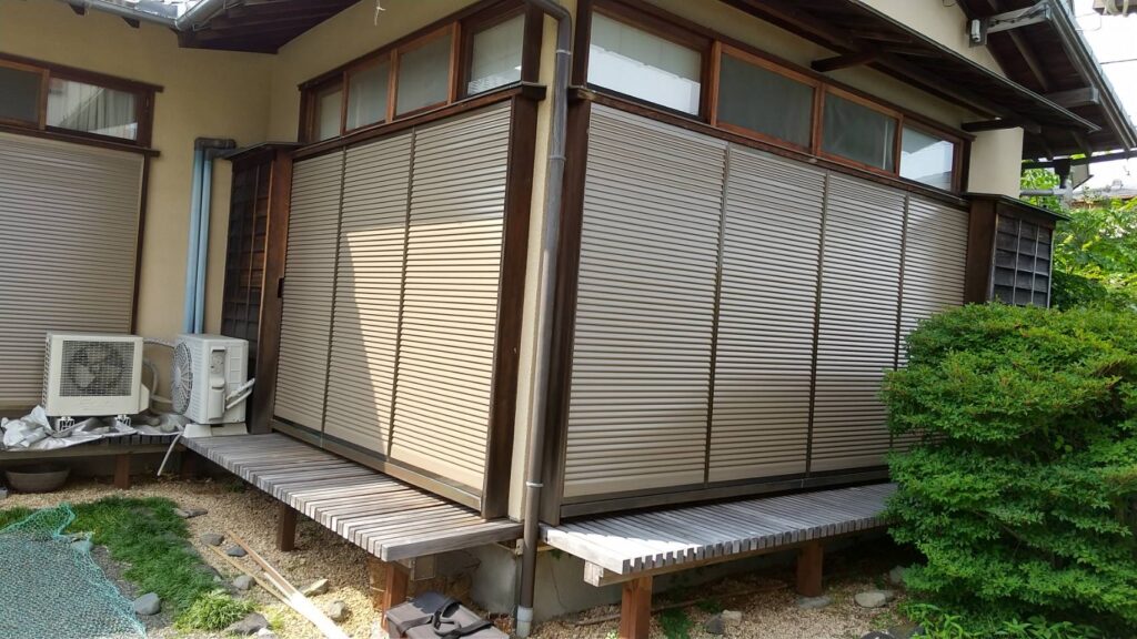 雨戸をパッと取替えて。防災対策はばっちりです。