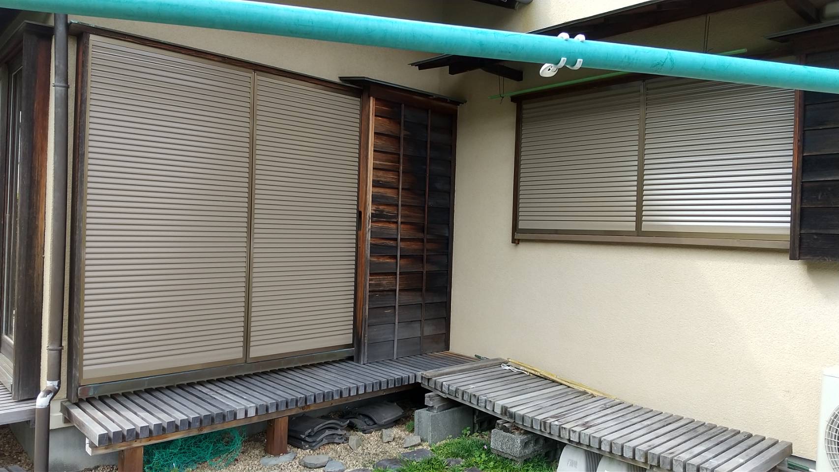 雨戸をパッと取替えて。防災対策はばっちりです。