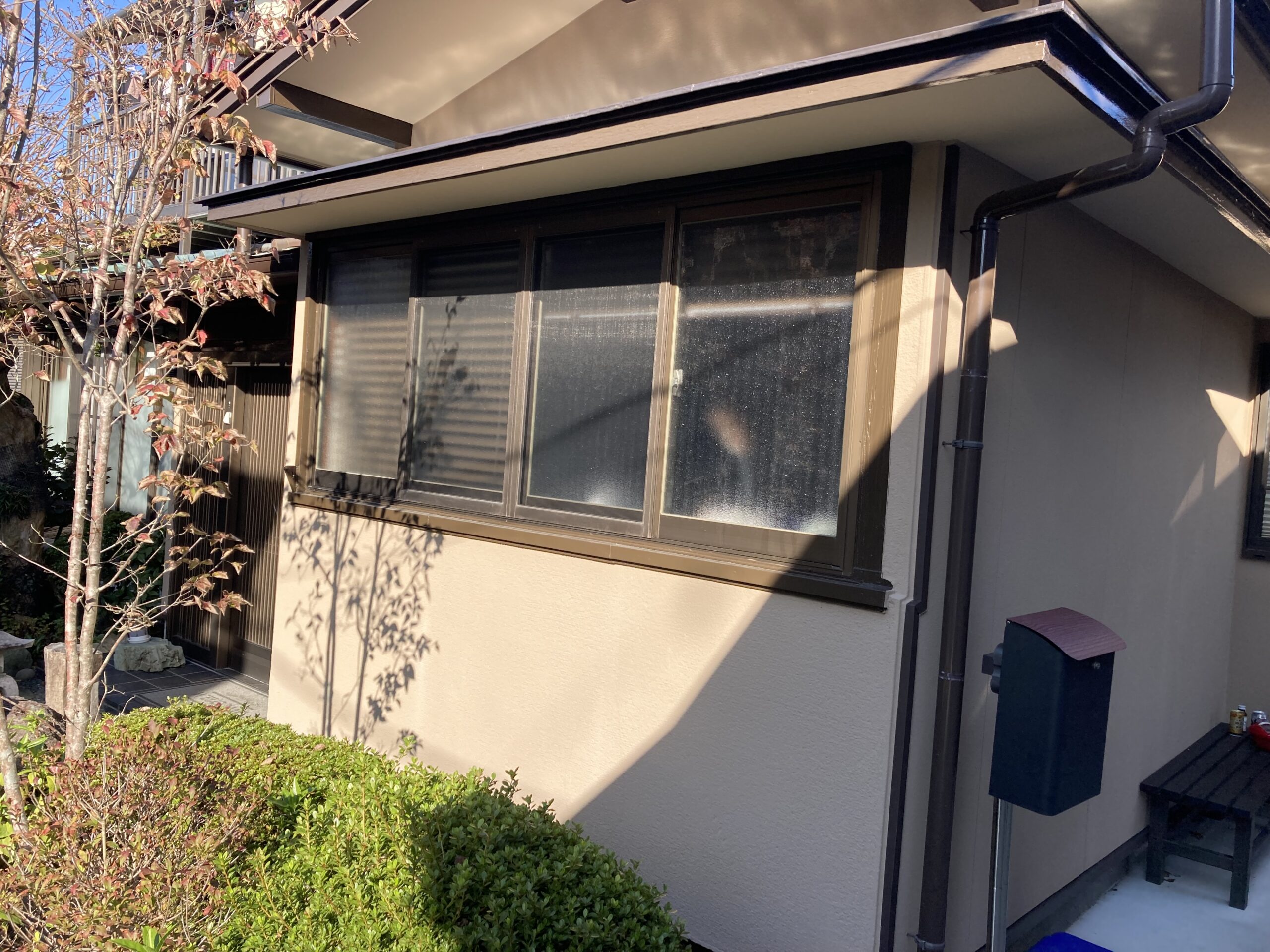 玄関引戸と窓をカバー工法で新しくしました。