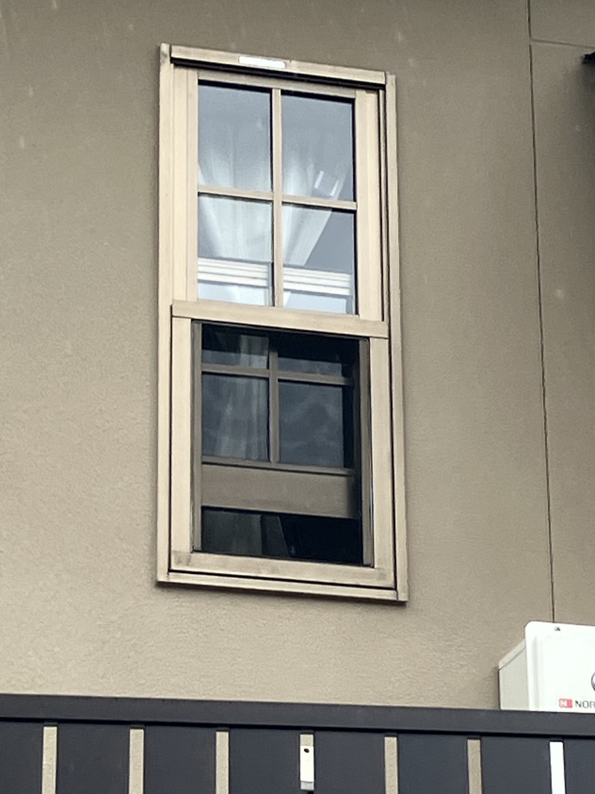 玄関引戸と窓をカバー工法で新しくしました。