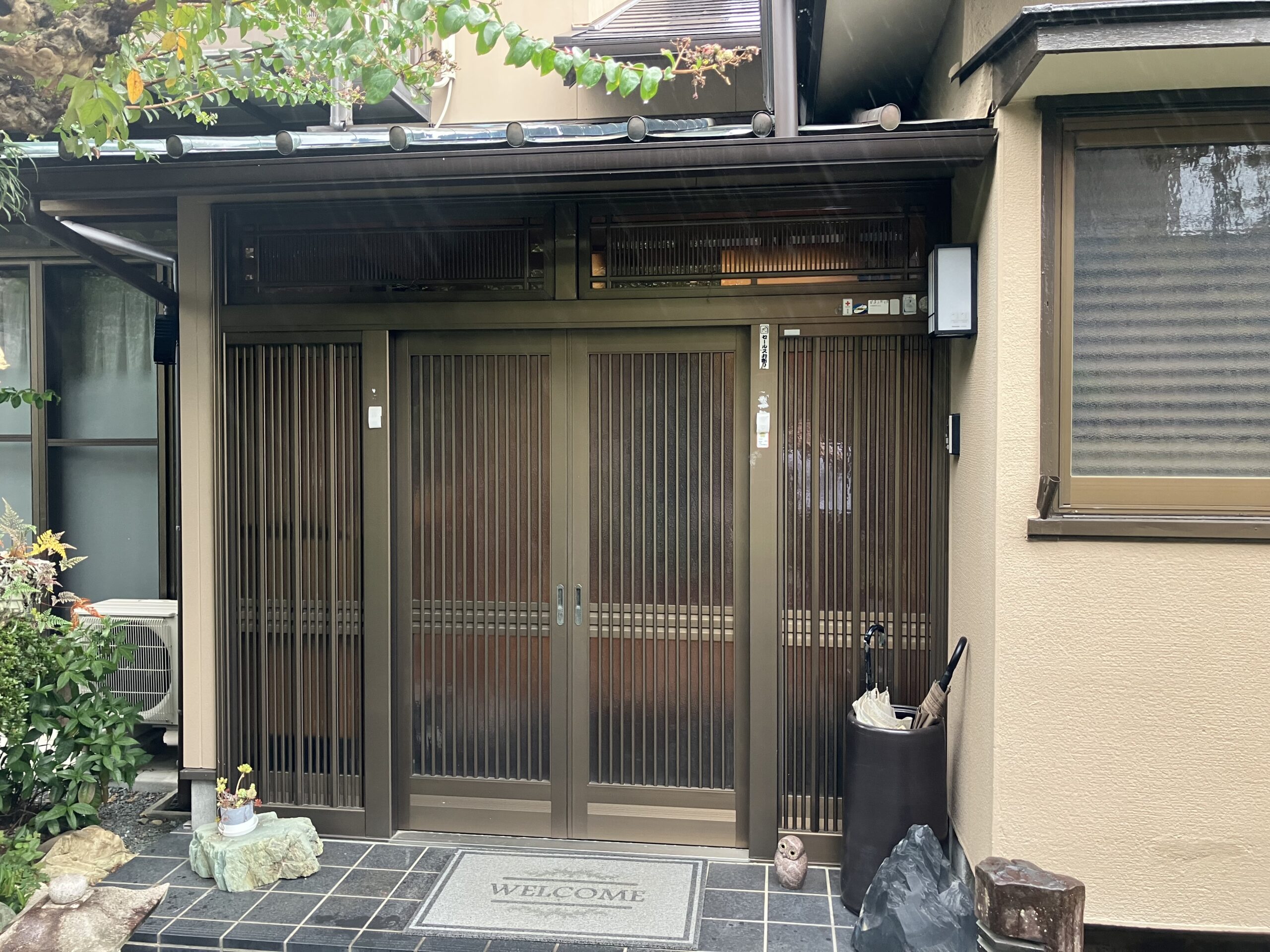 玄関引戸と窓をカバー工法で新しくしました。