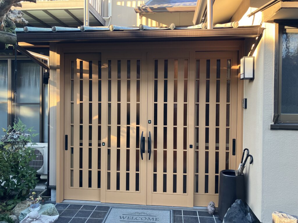玄関引戸と窓をカバー工法で新しくしました。