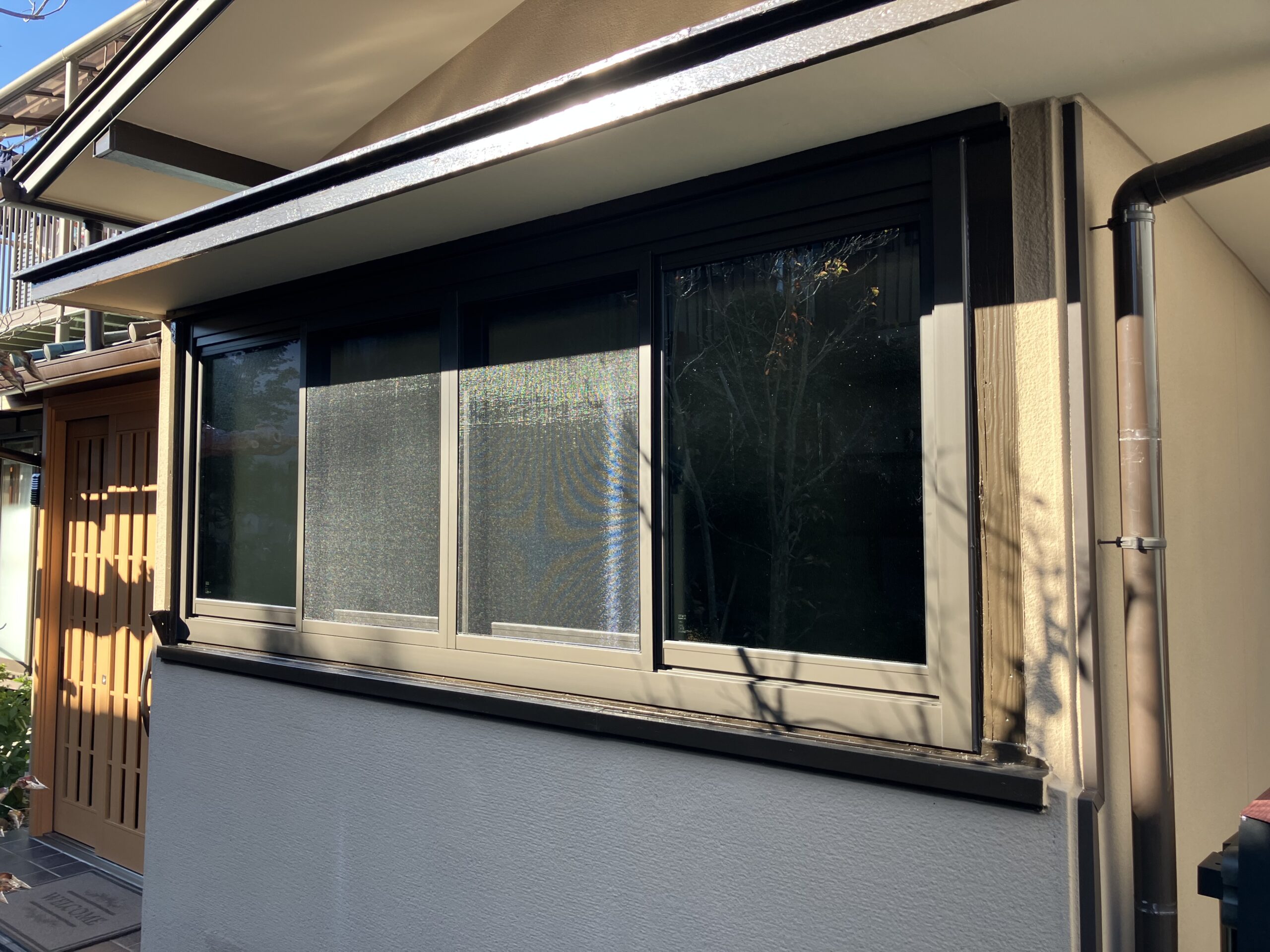 玄関引戸と窓をカバー工法で新しくしました。