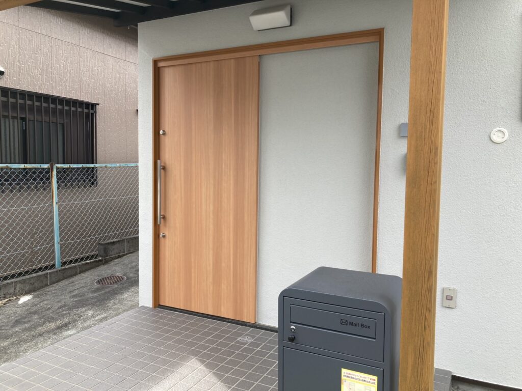 オーダーメイドの玄関扉で防犯対策