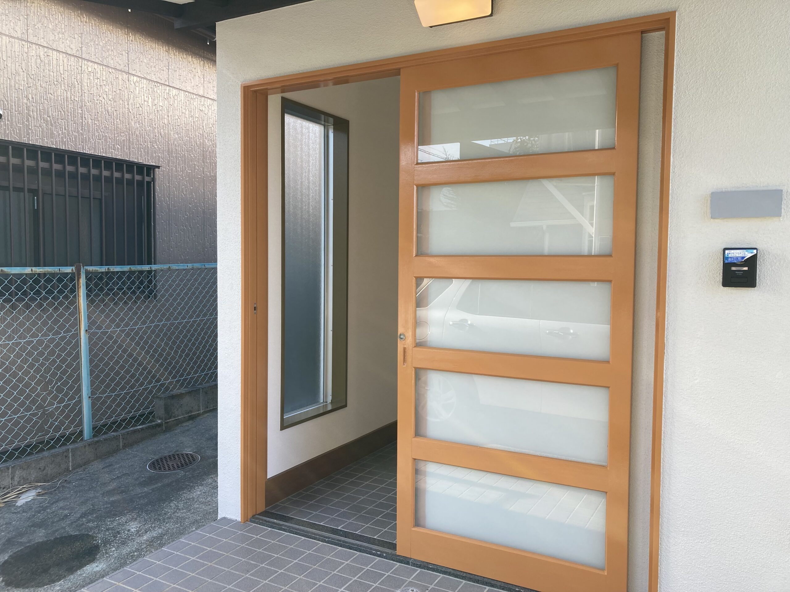 オーダーメイドの玄関扉で防犯対策