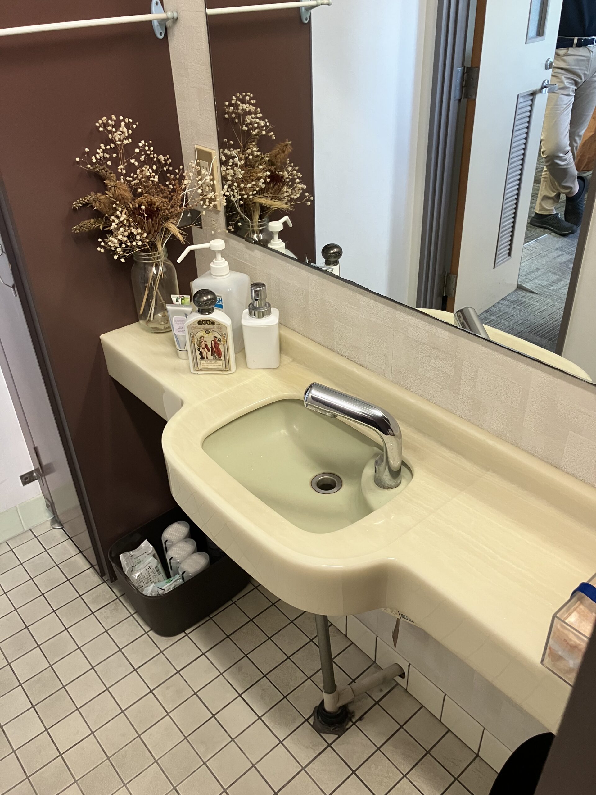 おしゃれなトイレとシンプルキッチンで休憩時間を華やかに