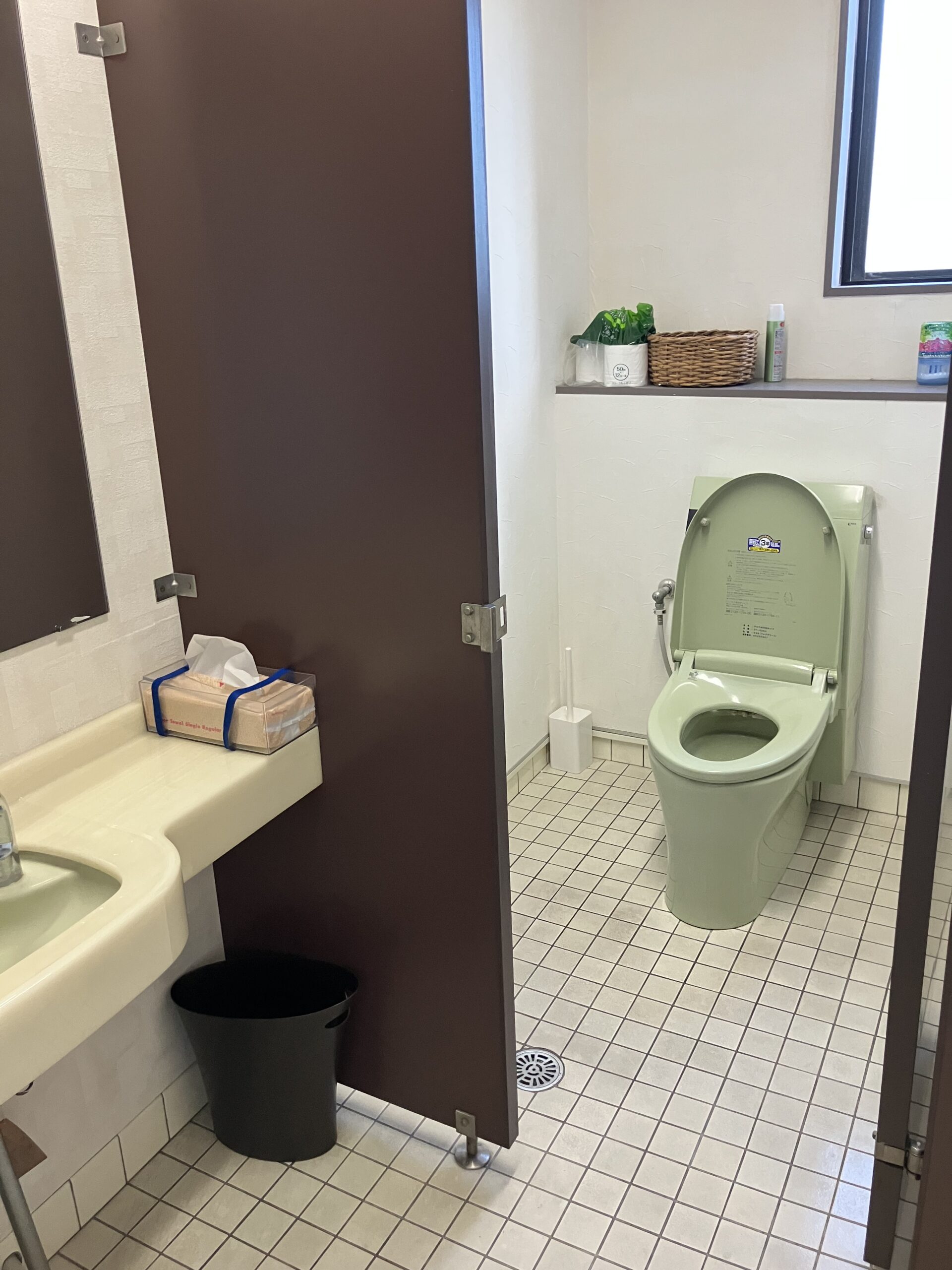 おしゃれなトイレとシンプルキッチンで休憩時間を華やかに