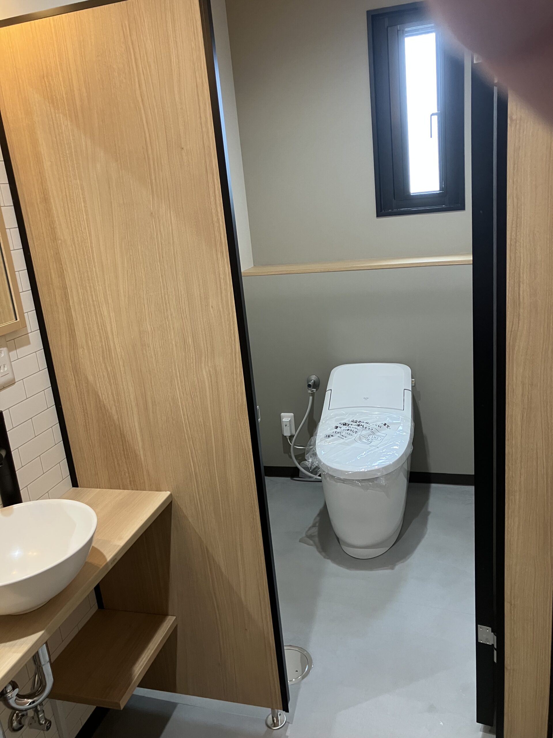 おしゃれなトイレとシンプルキッチンで休憩時間を華やかに