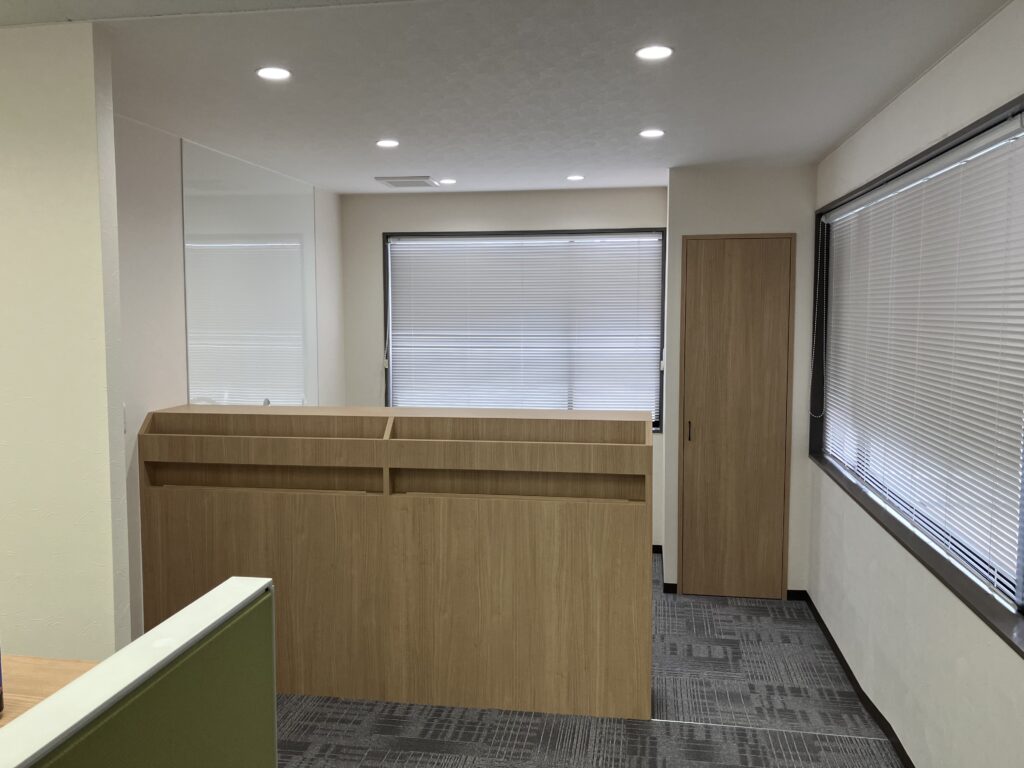 おしゃれなトイレとシンプルキッチンで休憩時間を華やかに