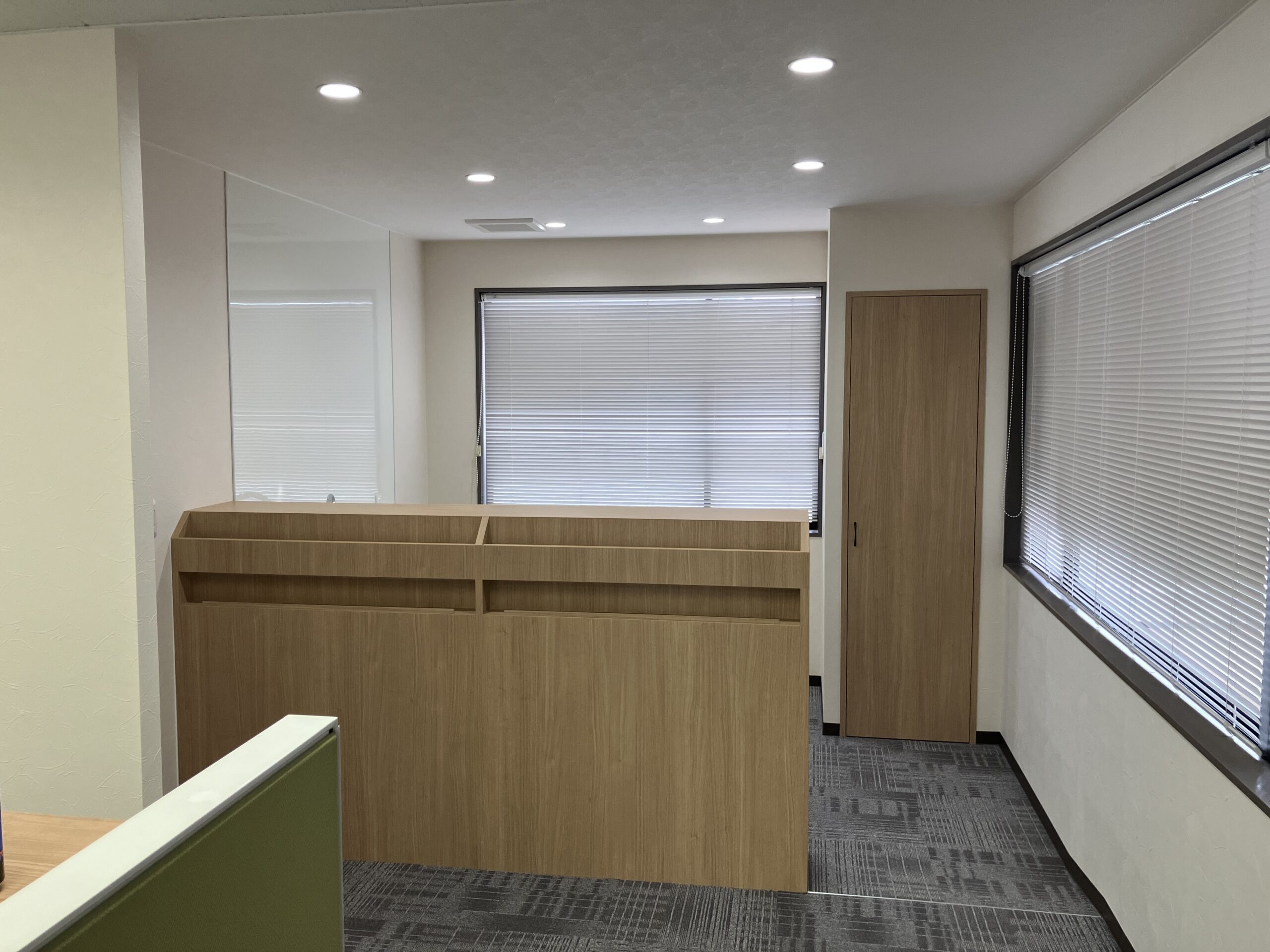 おしゃれなトイレとシンプルキッチンで休憩時間を華やかに