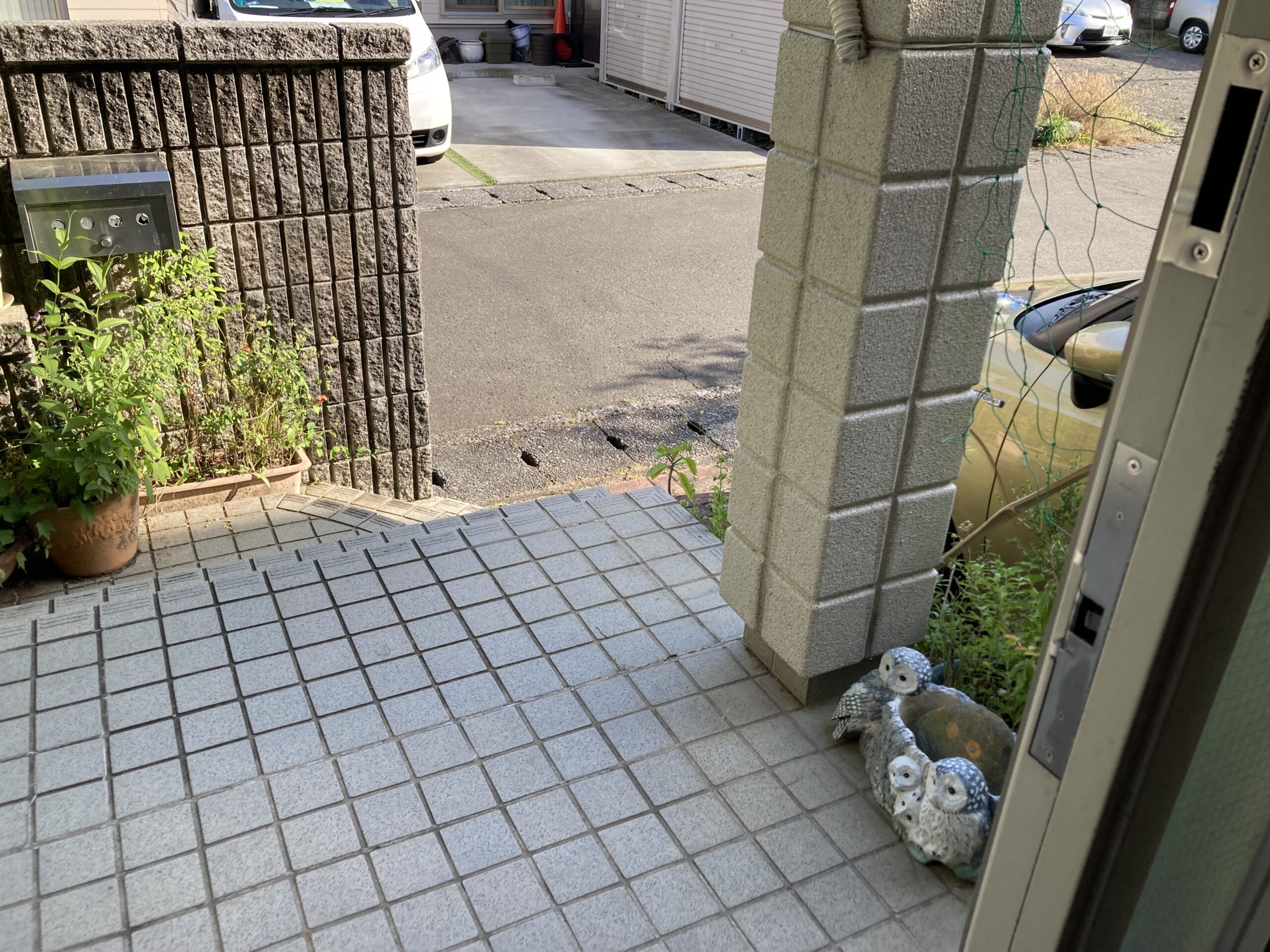 【静岡市】介護保険を利用して玄関ポーチに手すりを設置