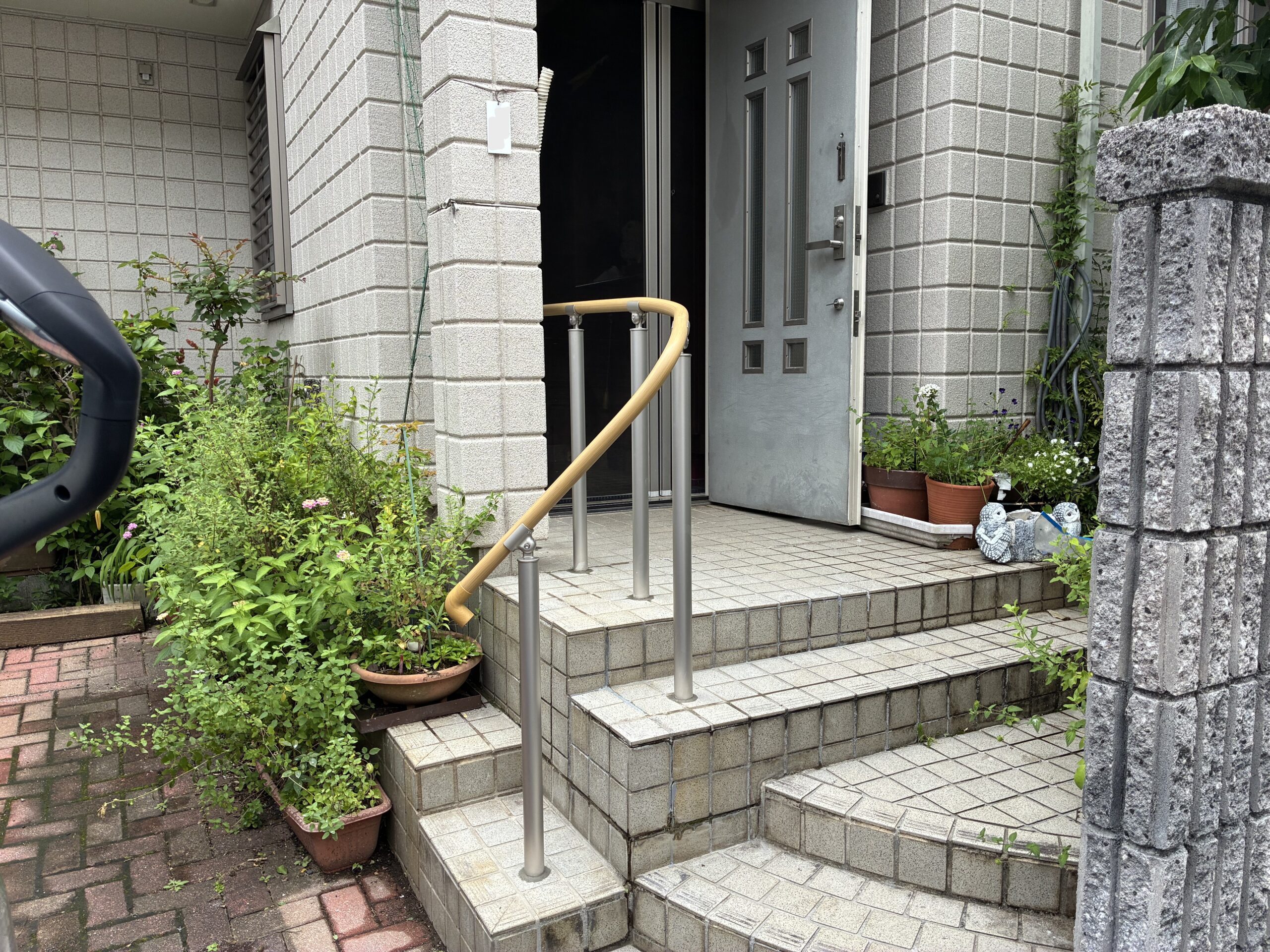 【静岡市】介護保険を利用して玄関ポーチに手すりを設置