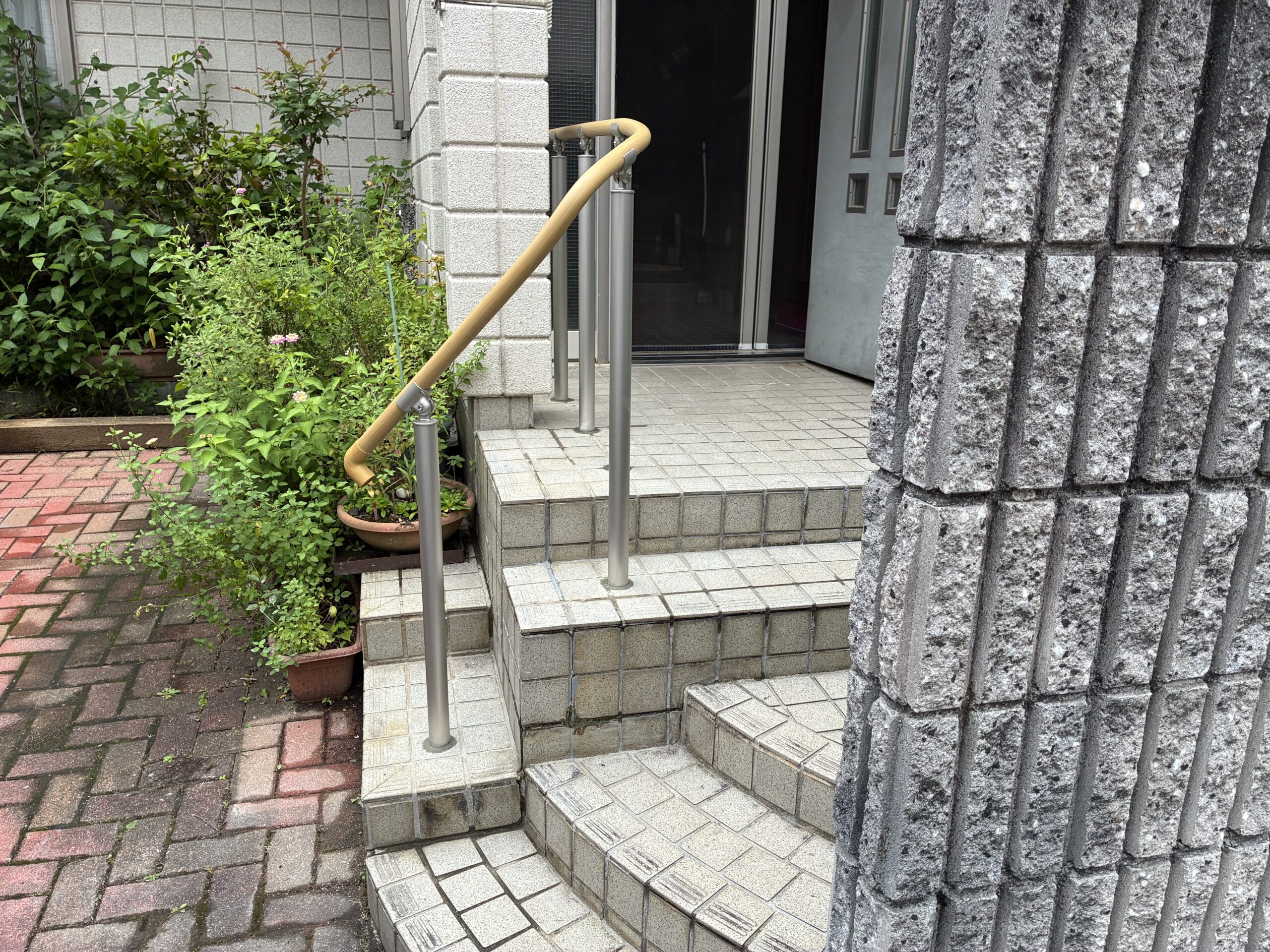 【静岡市】介護保険を利用して玄関ポーチに手すりを設置