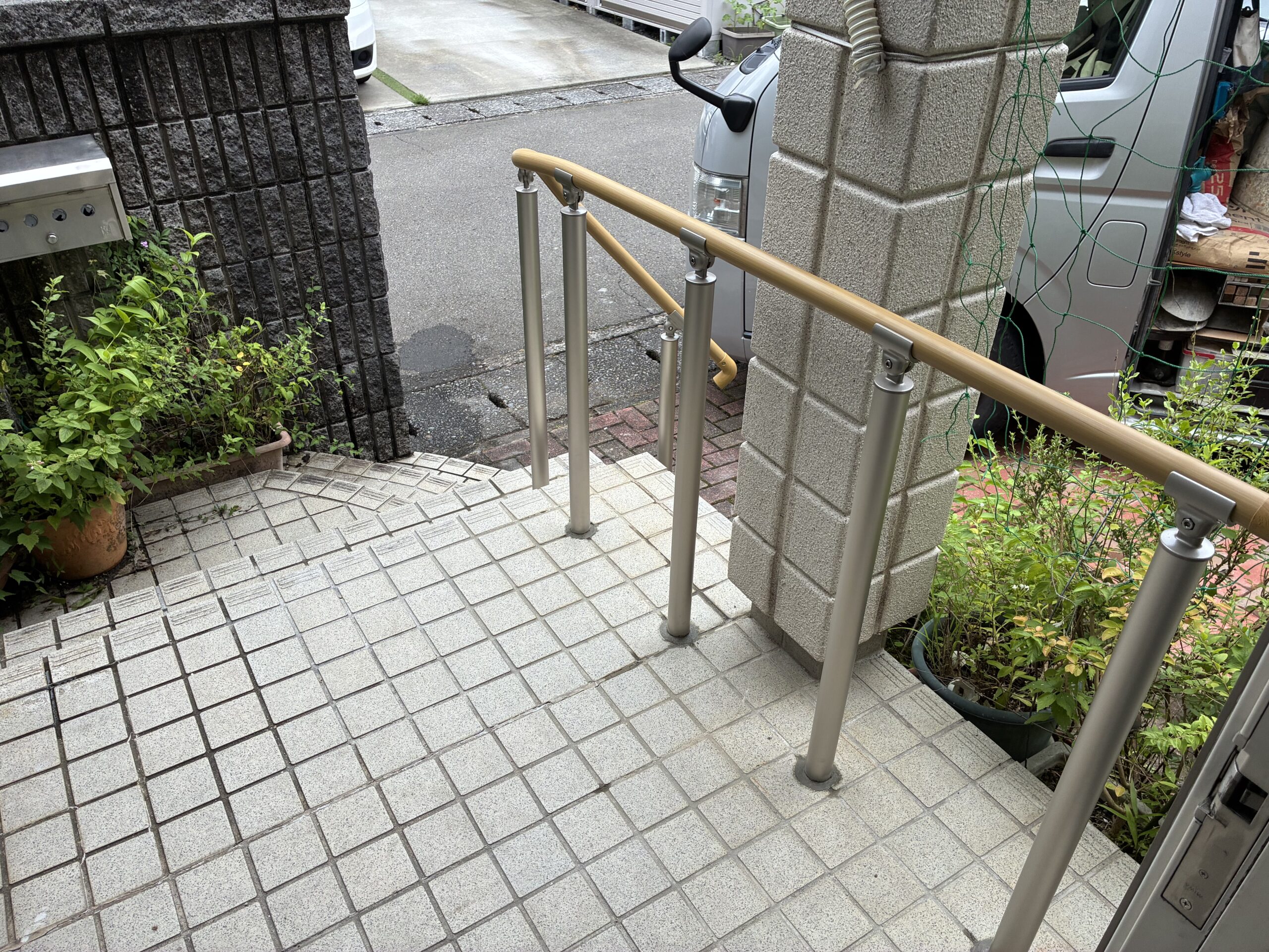 【静岡市】介護保険を利用して玄関ポーチに手すりを設置